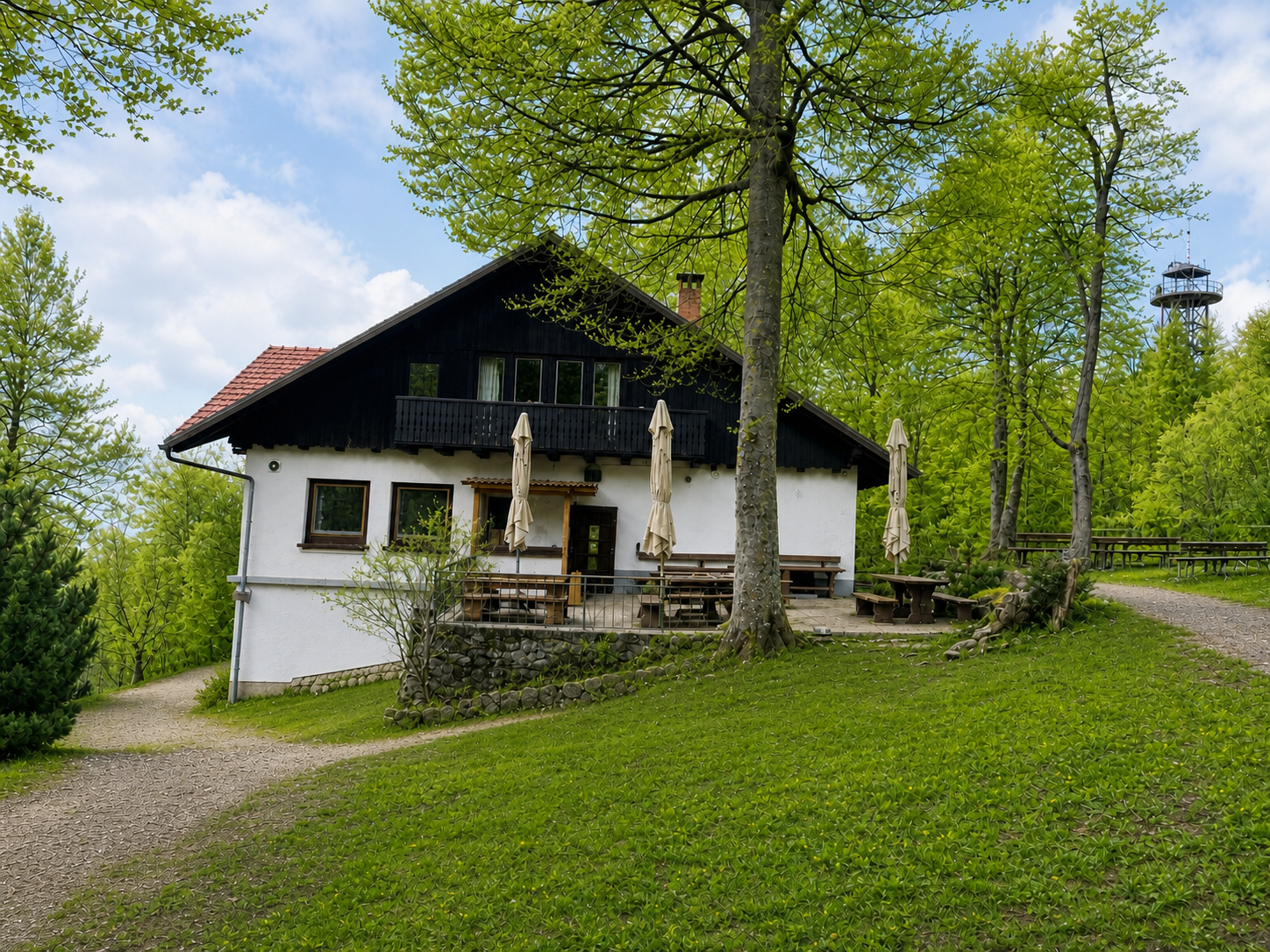 Dom na Rašici ob razglednem stolpu