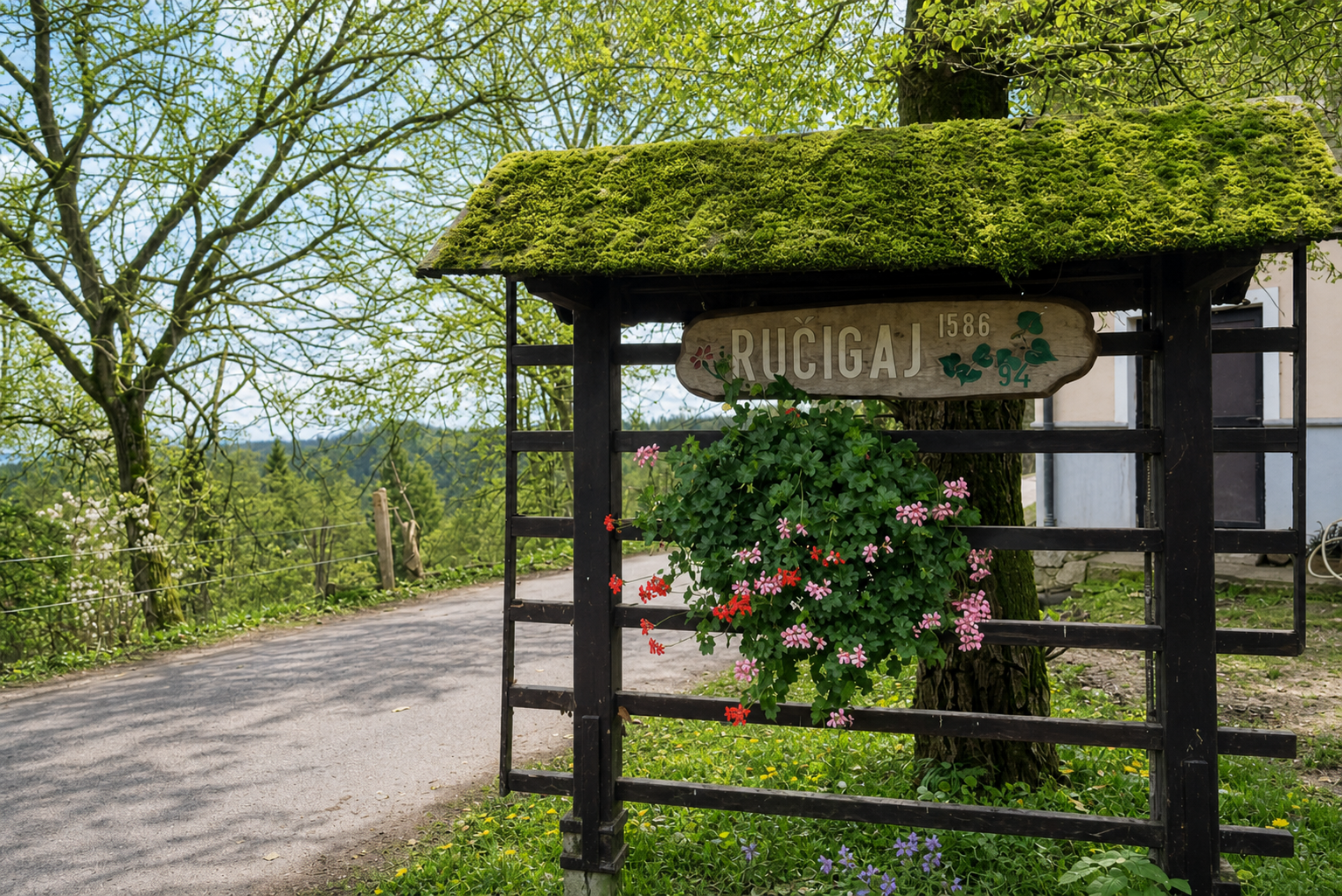 Tabla Ručigaj ob cesti in zelenju